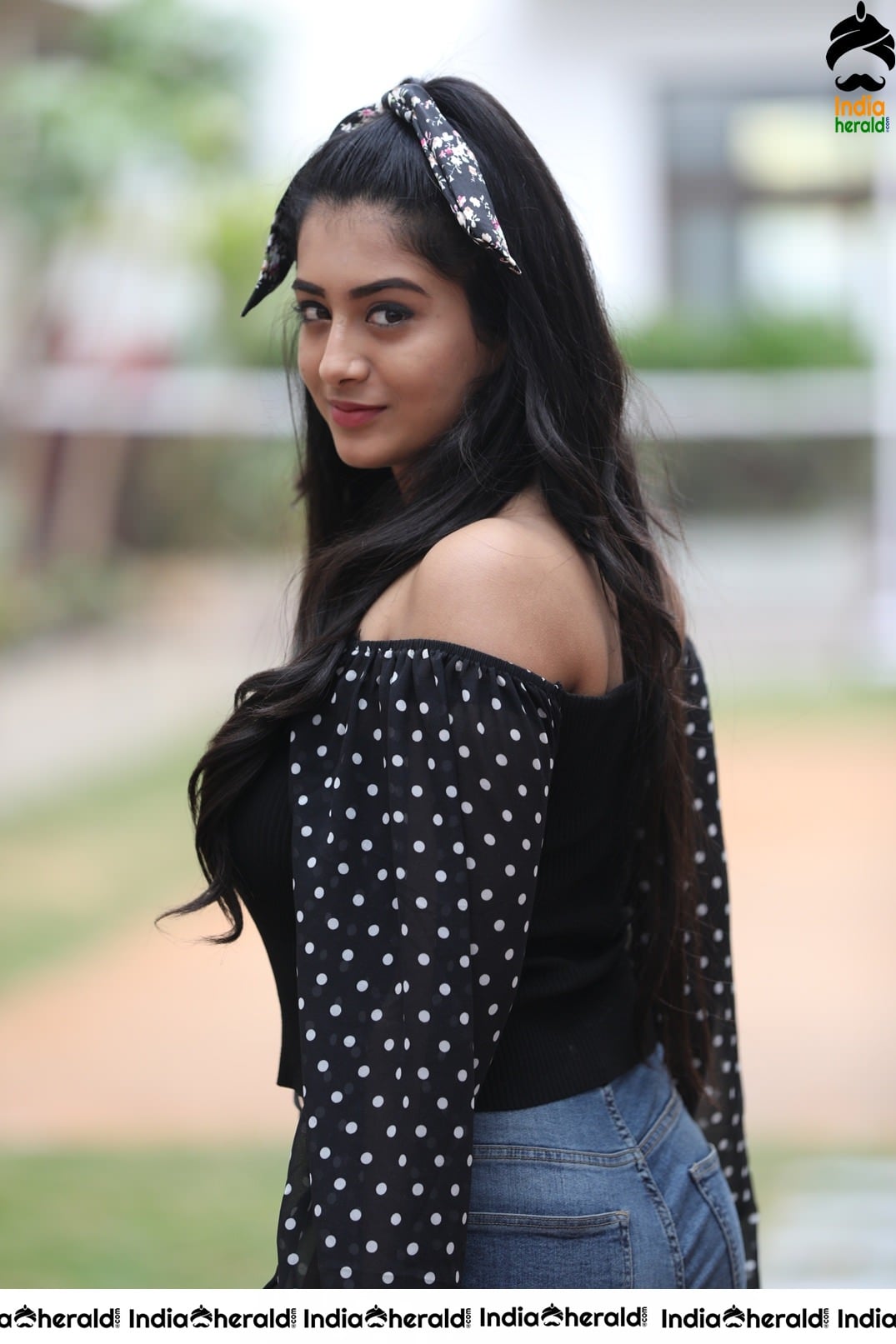 Raashi Singh Latest Sizzling Photos Set 1