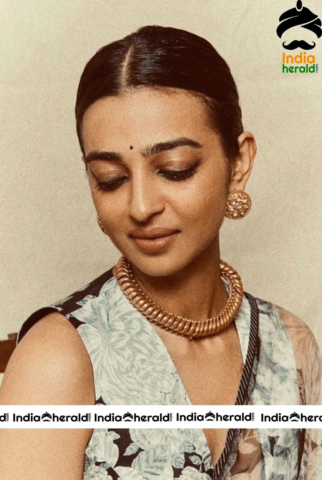 Radhika Apte Latest Photos With Bindhi And Sleeveless Saree