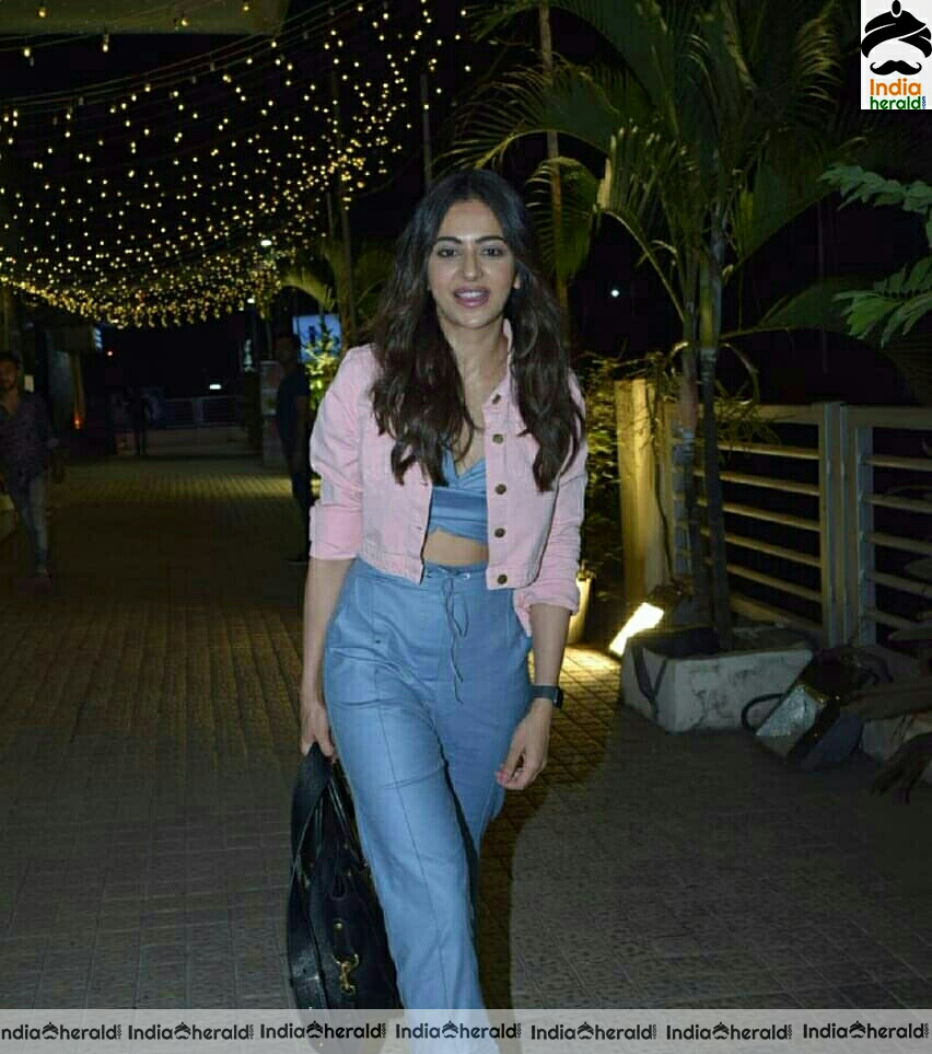 Rakul caught by paparazzi outside Bandra