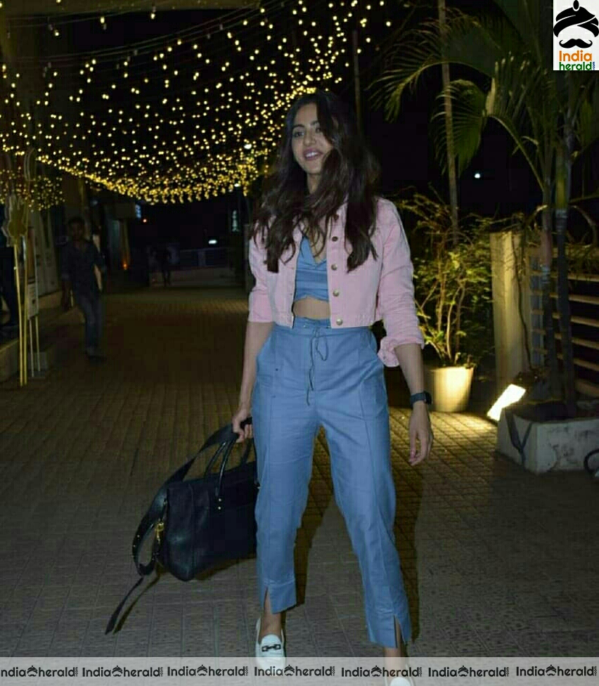 Rakul caught by paparazzi outside Bandra