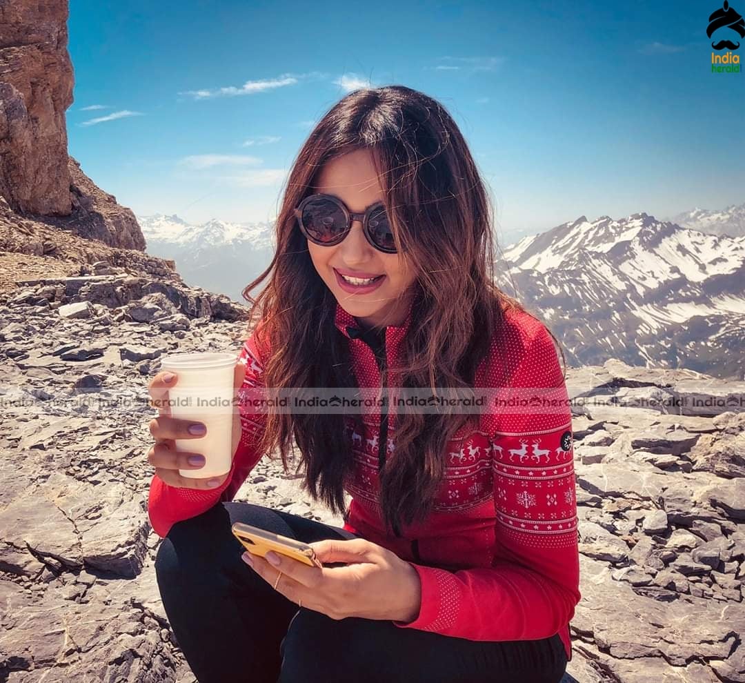 Rakul Preeet Unseen Latest Hot Photos to spice your Weekend mood Set 2