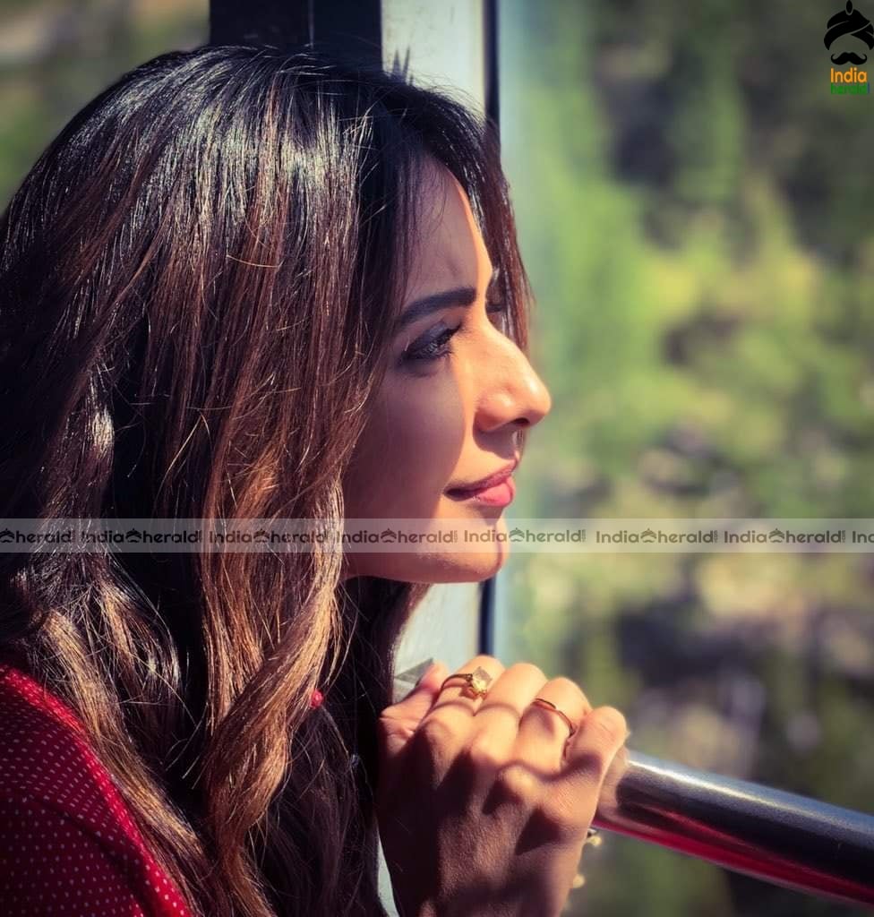 Rakul Preeet Unseen Latest Hot Photos to spice your Weekend mood Set 2