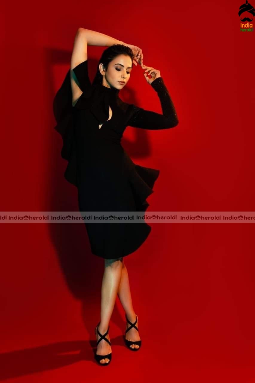 Rakul Preeet Unseen Latest Hot Photos to spice your Weekend mood Set 2