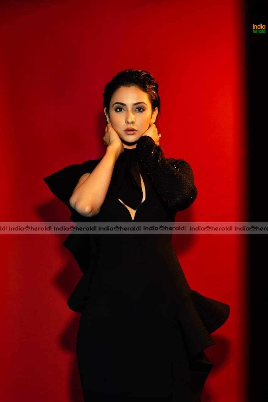 Rakul Preeet Unseen Latest Hot Photos to spice your Weekend mood Set 2