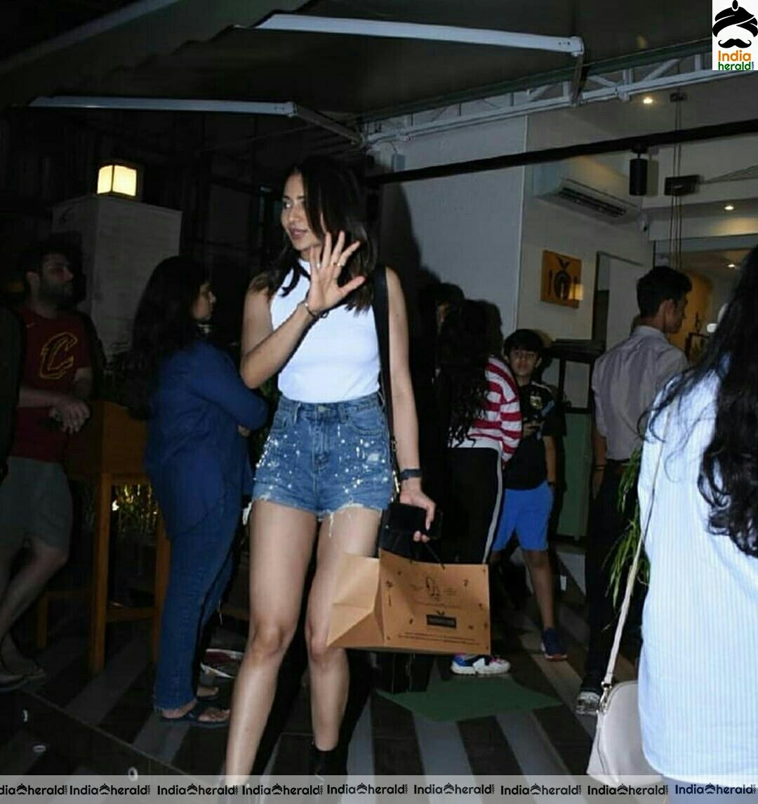Rakul Preet flaunt her Hot Slender Thighs In A Shopping Mall Before Public