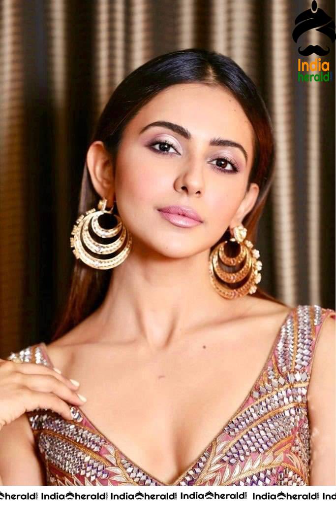 Rakul Preet looks Enthralling and Invitingly Hot in these Photos Compilation Set 2
