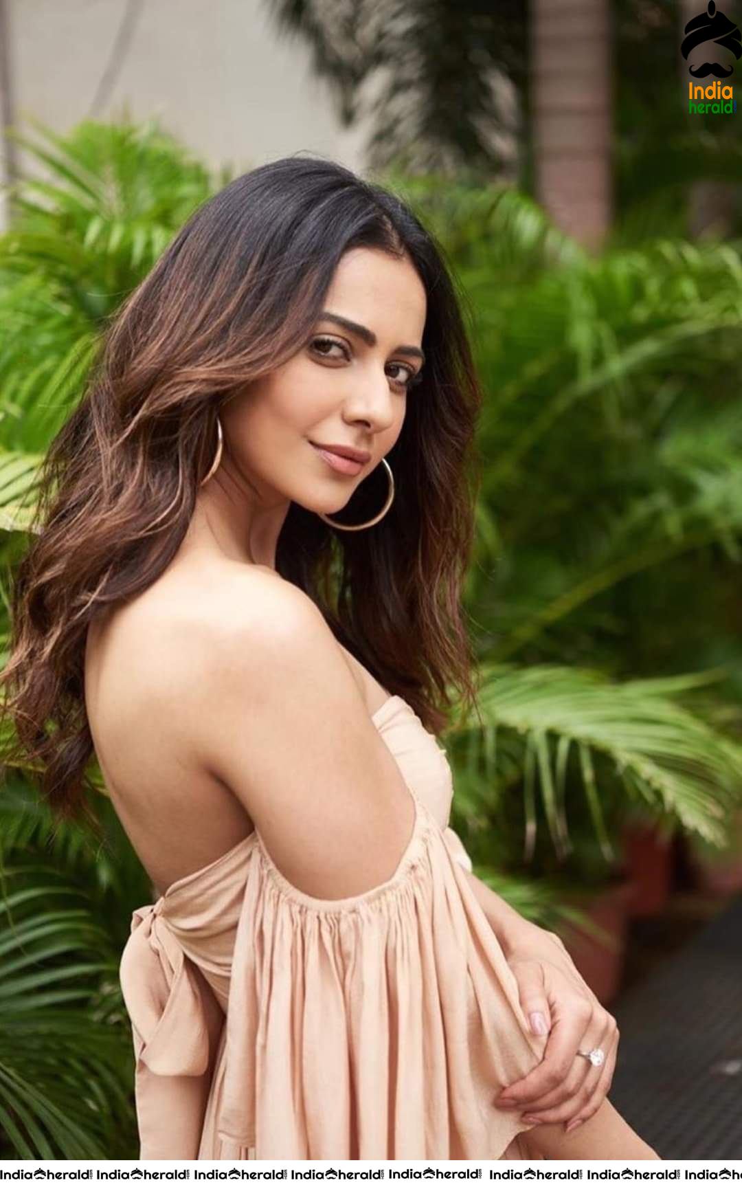Rakul Preet looks Enthralling and Invitingly Hot in these Photos Compilation Set 5