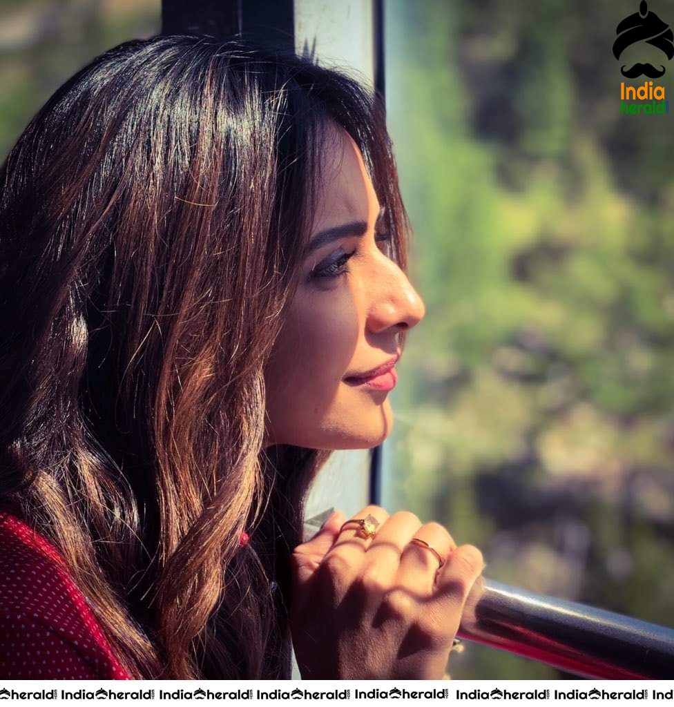 Rakul Preet looks Enthralling and Invitingly Hot in these Photos Compilation Set 5