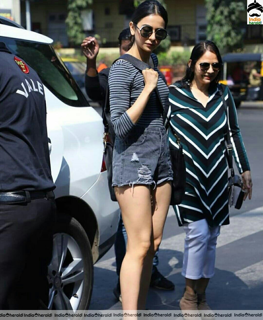 Rakul Preet Shows Her Sexy Thighs And Spotted Outside Juhu