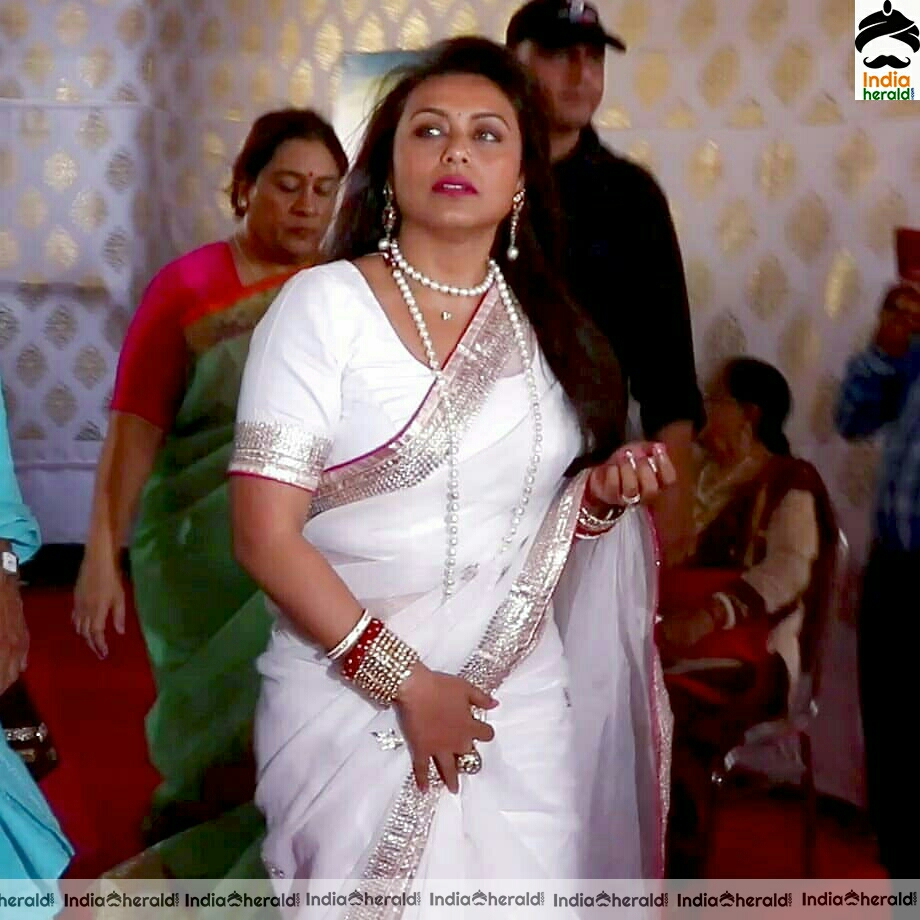 Rani Mukherji Visit the Mukherjee Family Durga Puja On Mahasaptami