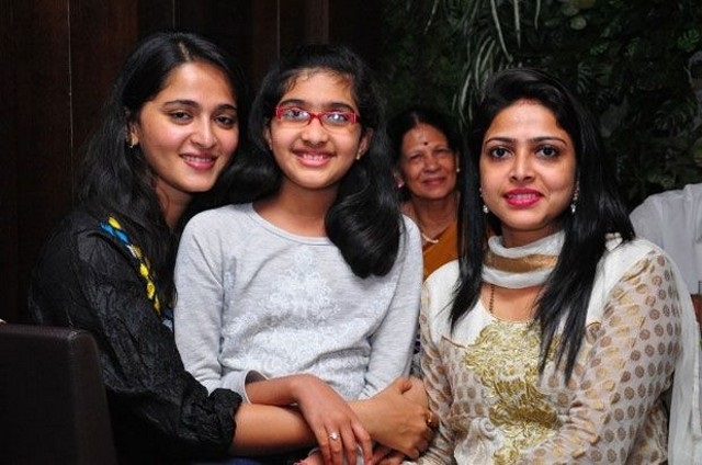 Rare And Unseen Photos Of Anushka Shetty Spending Time With Her Family