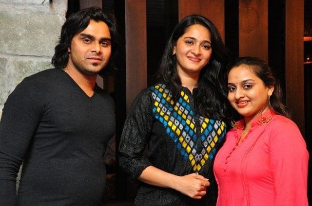 Rare And Unseen Photos Of Anushka Shetty Spending Time With Her Family