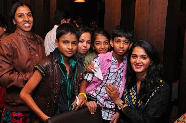 Rare And Unseen Photos Of Anushka Shetty Spending Time With Her Family
