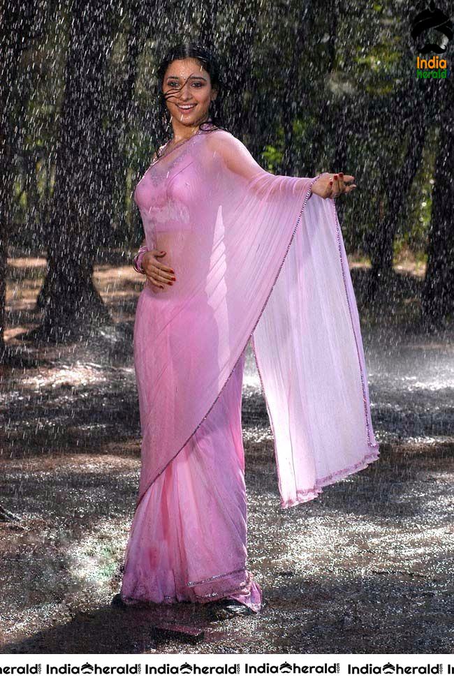 Rare Hot Photos of Tamannaah Saree Stripping and Enjoyed by Hero under Rain Set 3