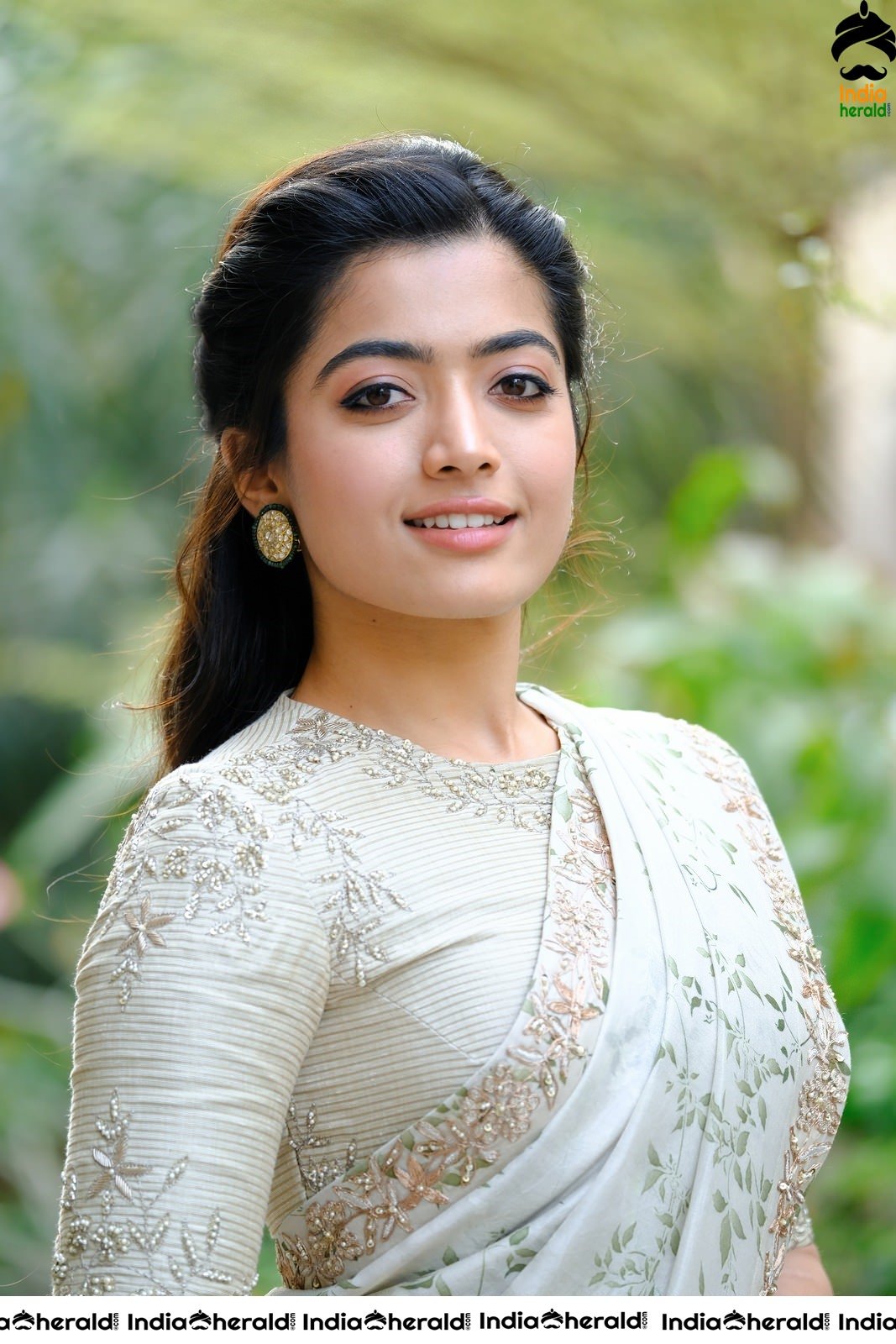 Rashmika Mandanna Hot Hip Show in Saree Stills