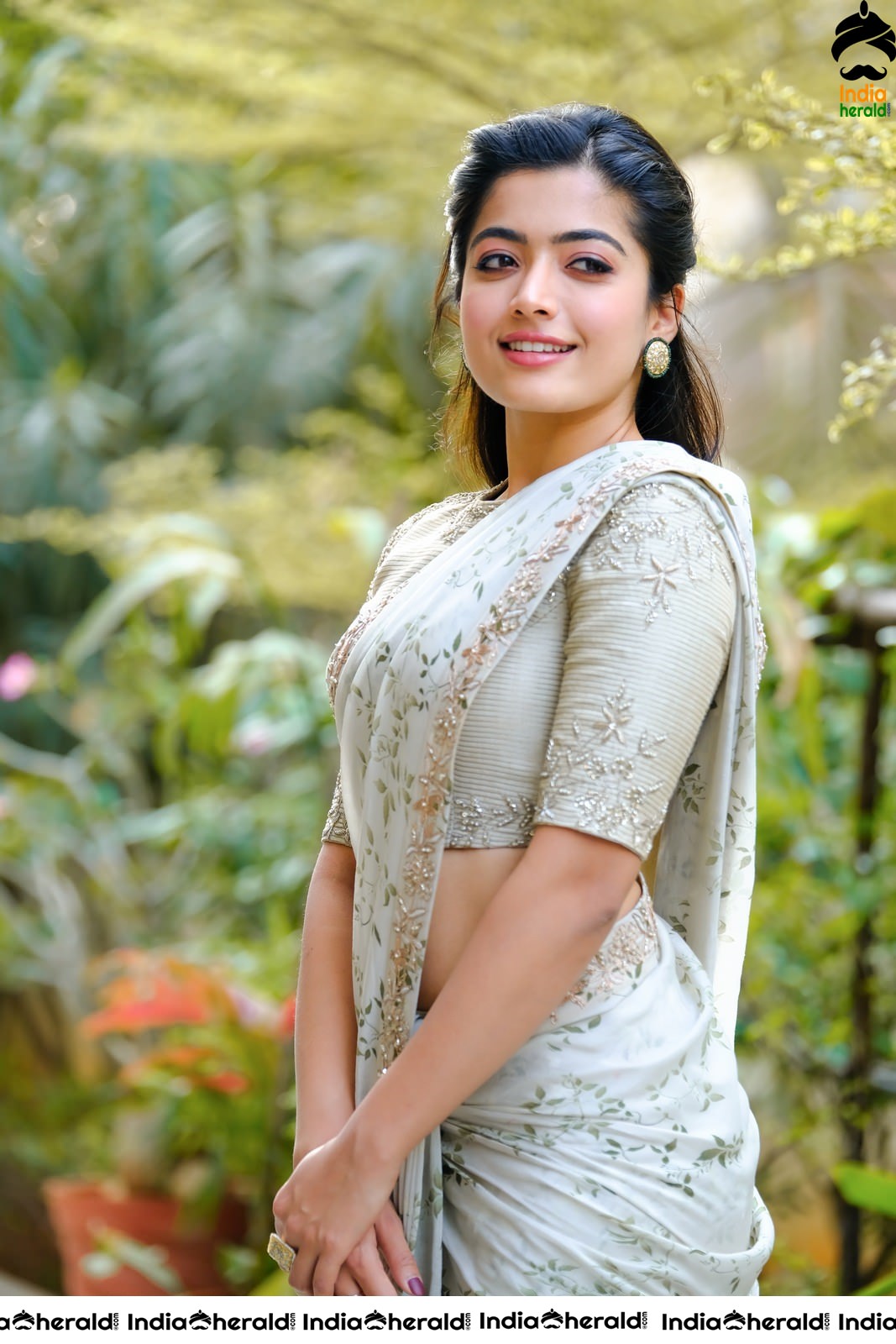 Rashmika Mandanna Hot Hip Show in Saree Stills