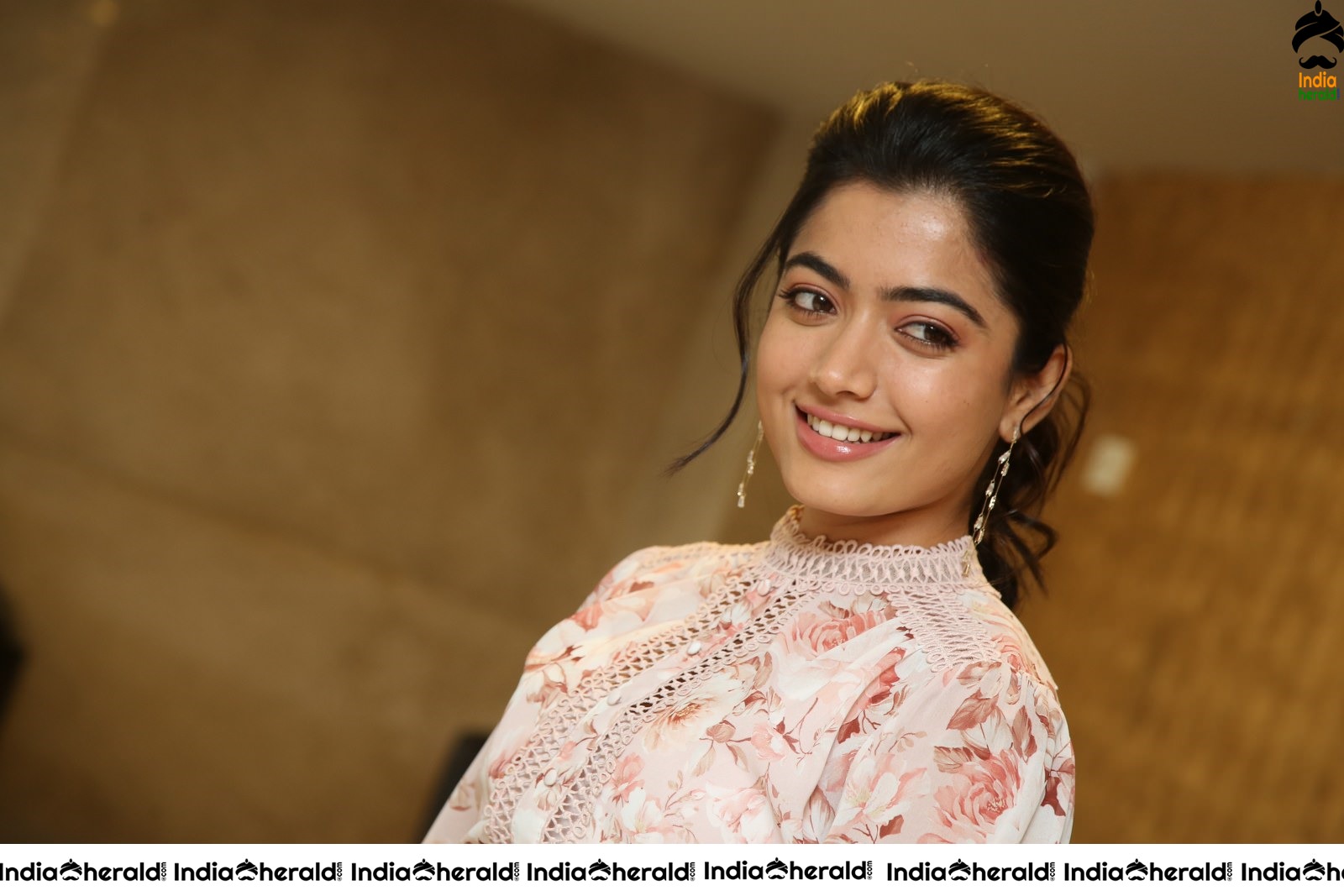 Rashmika Mandanna is just too pretty to handle in these photos