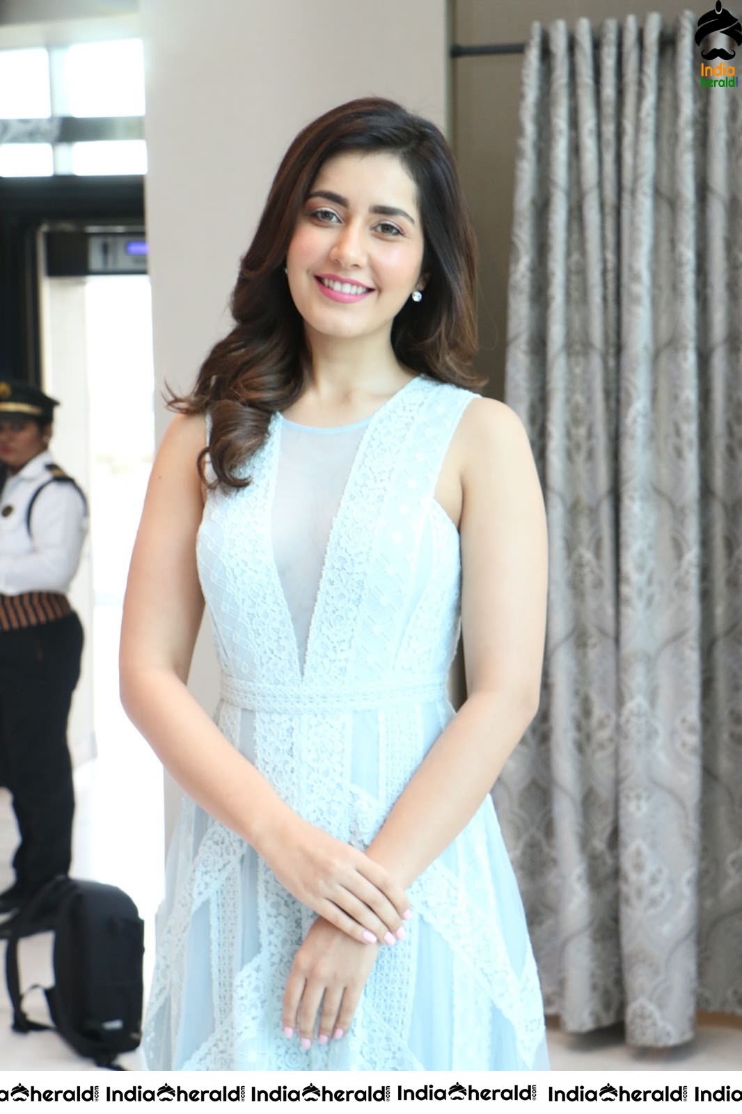 Recent Clicks of Raashi Khanna where she looks drop dead gorgeous Set 1