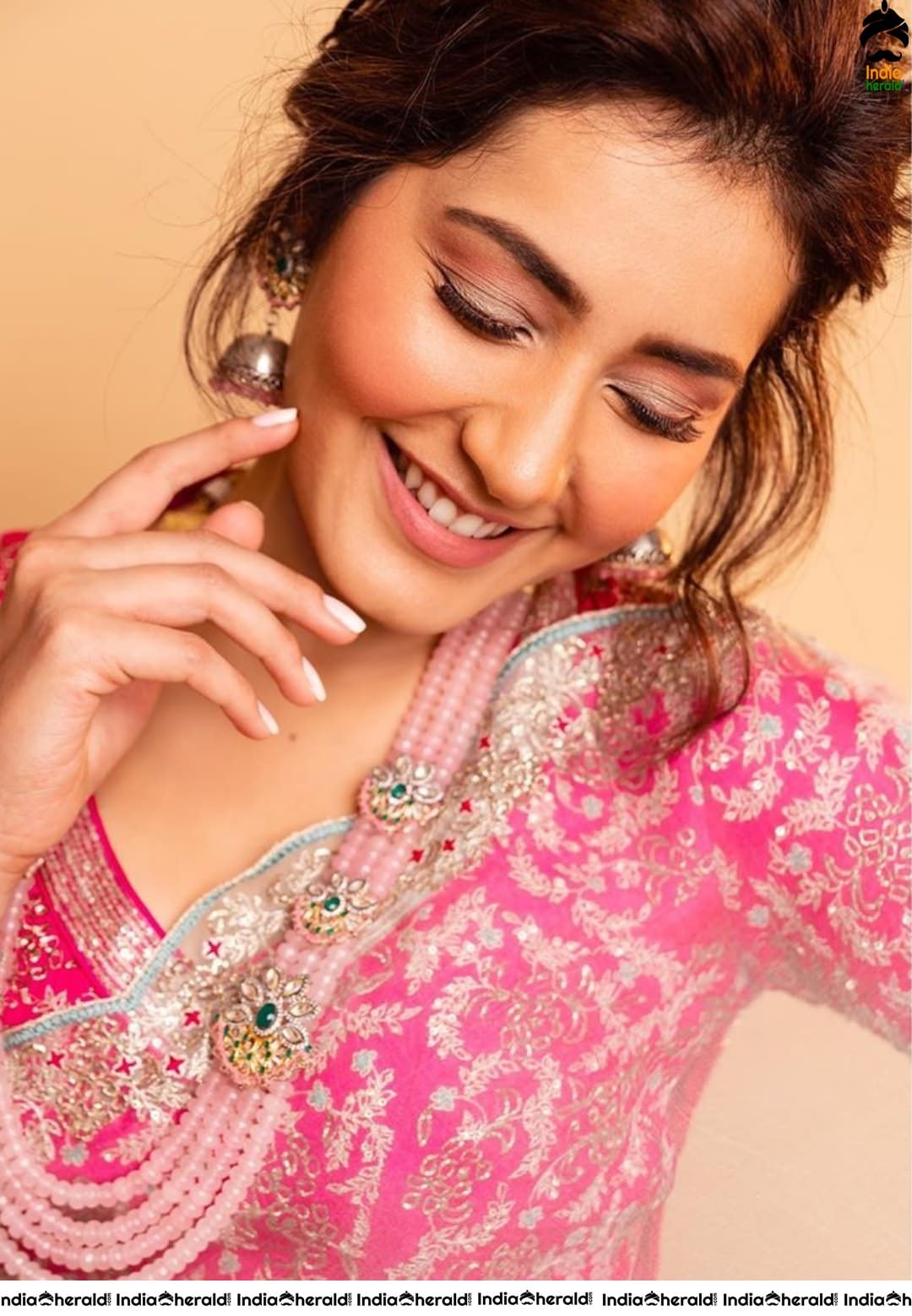 Recent Tempting Hot Photoshot Clicks of Raashi Khanna