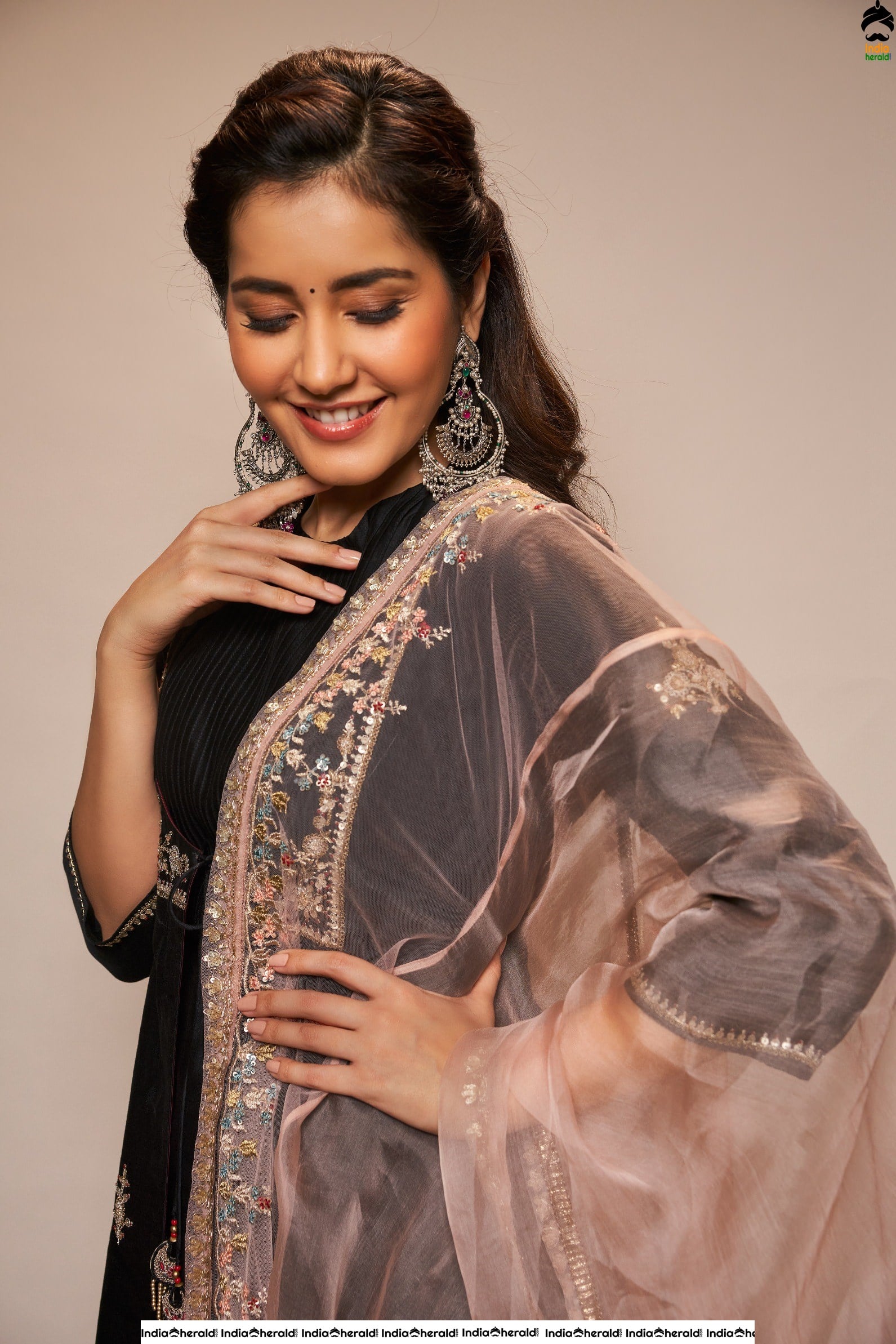 Recent Tempting Hot Photoshot Clicks of Raashi Khanna