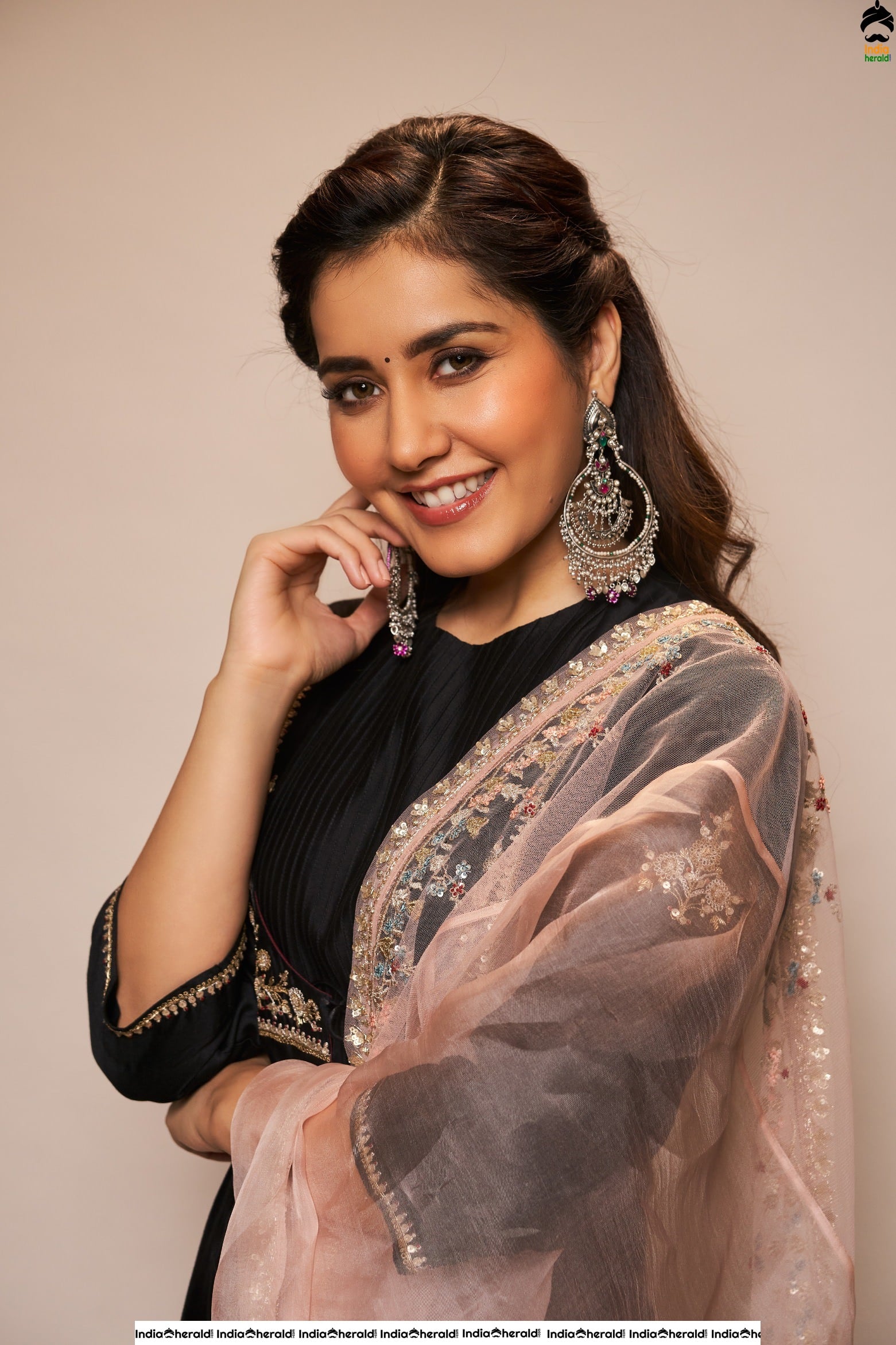 Recent Tempting Hot Photoshot Clicks of Raashi Khanna