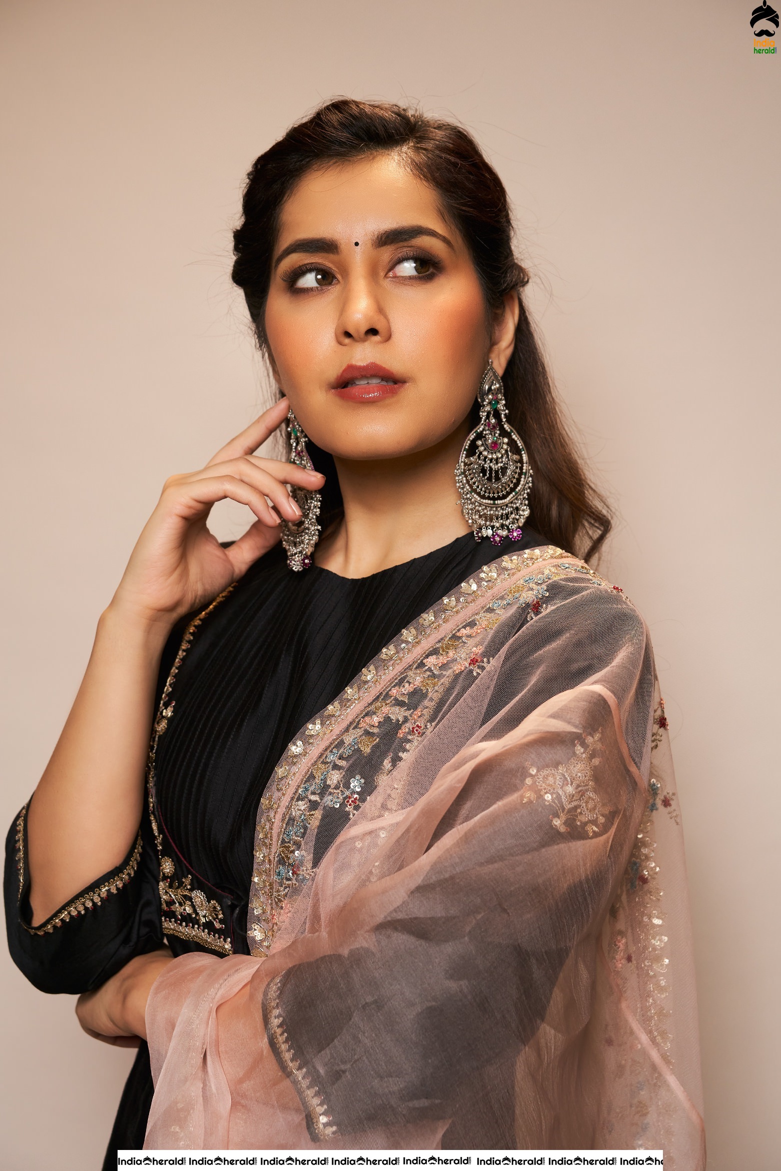 Recent Tempting Hot Photoshot Clicks of Raashi Khanna