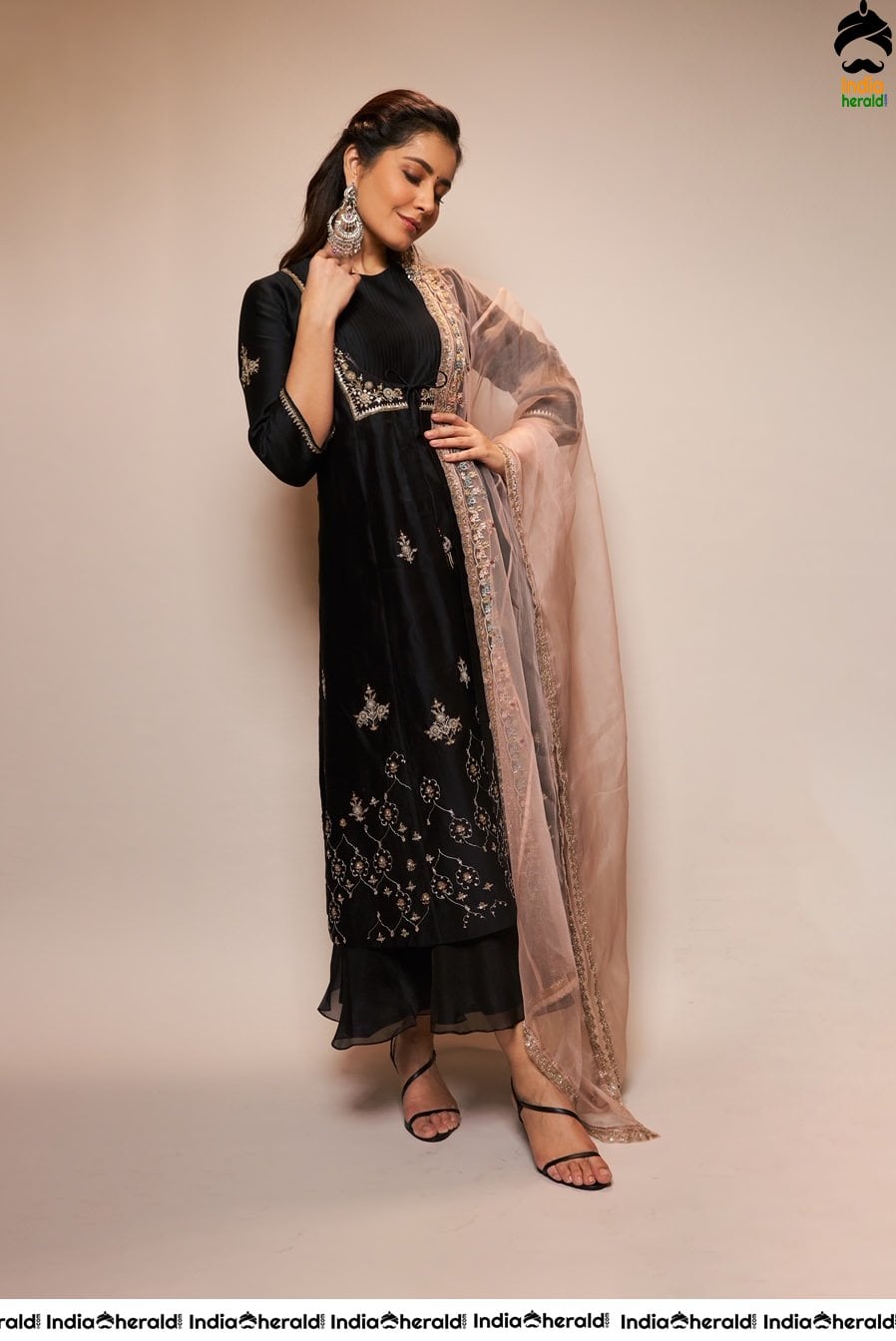 Recent Tempting Hot Photoshot Clicks of Raashi Khanna