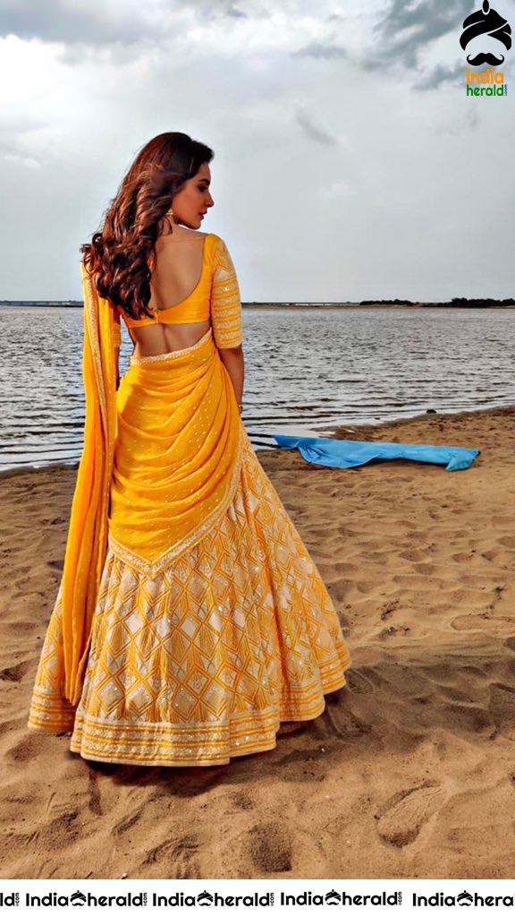 Recent Tempting Hot Photoshot Clicks of Raashi Khanna