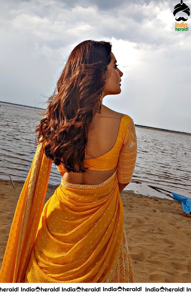 Recent Tempting Hot Photoshot Clicks of Raashi Khanna