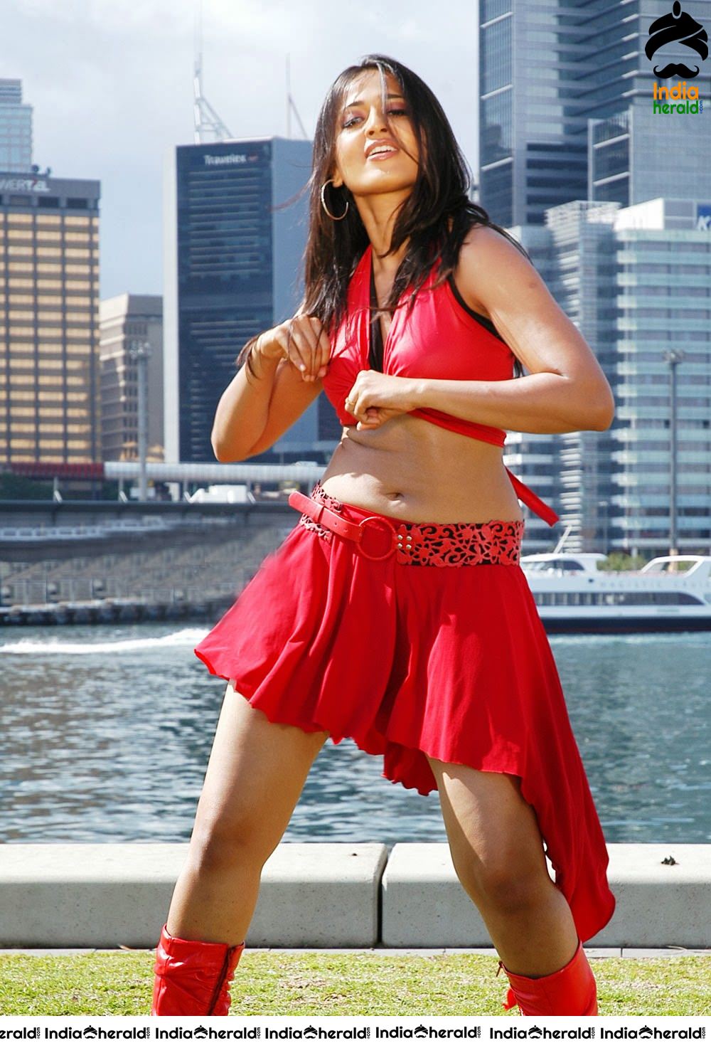 Red Hot Anushka Shetty Exposing her Tempting Belly and Thighs during her prime Set 1