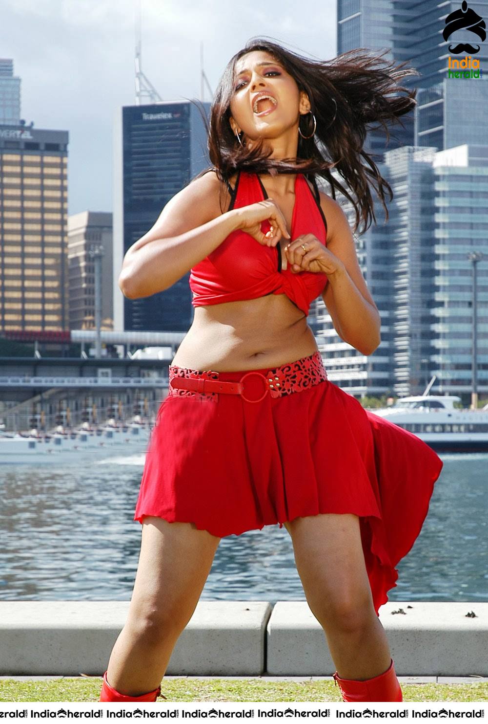 Red Hot Anushka Shetty Exposing her Tempting Belly and Thighs during her prime Set 1