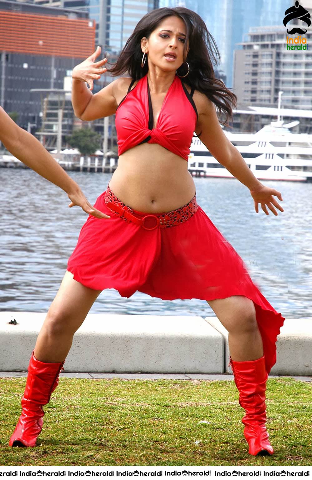 Red Hot Anushka Shetty Exposing her Tempting Belly and Thighs during her prime Set 1
