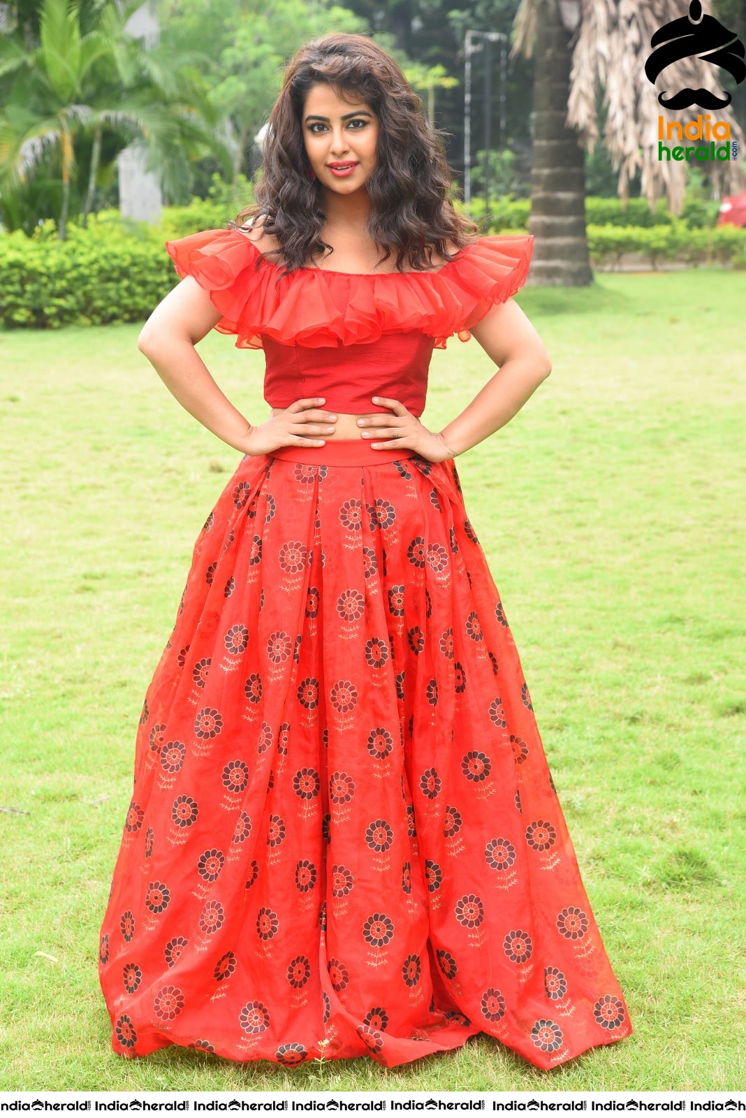 Red Hot Avika Gor showing her Sexy Waistline during Press Meet Set 1