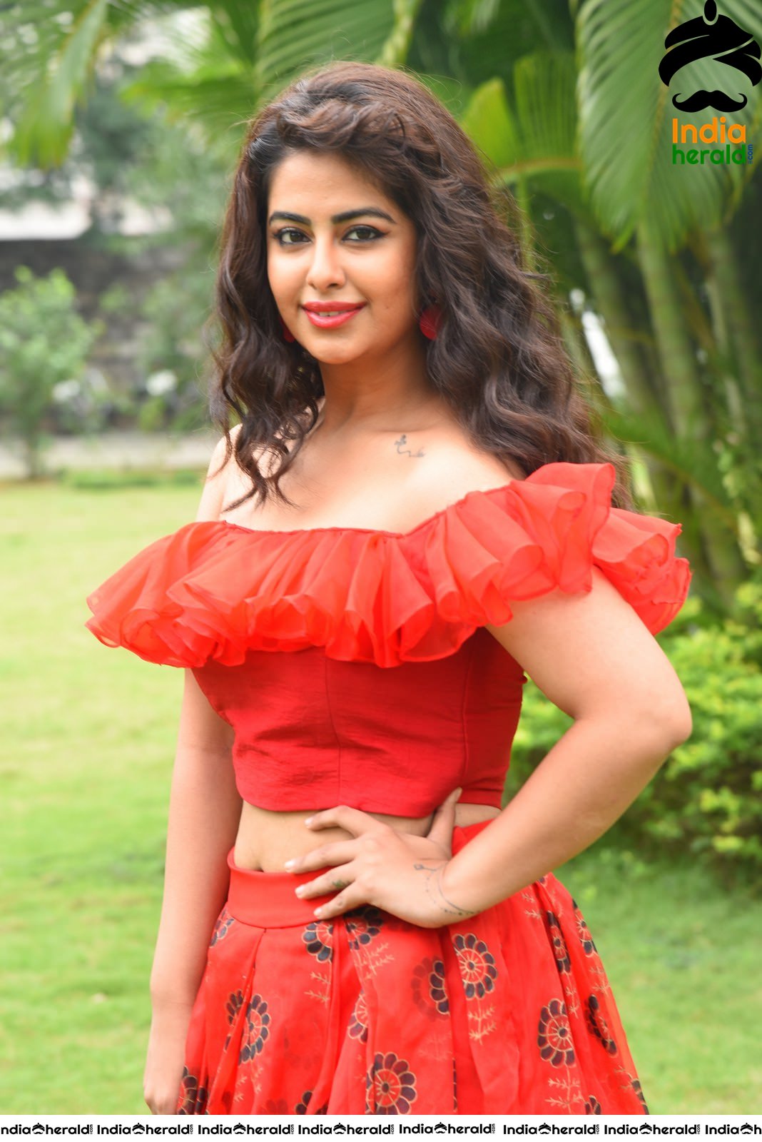 Red Hot Avika Gor showing her Sexy Waistline during Press Meet Set 1