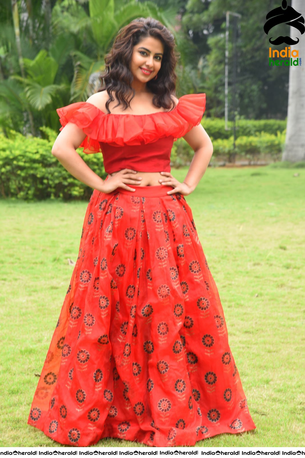 Red Hot Avika Gor showing her Sexy Waistline during Press Meet Set 1