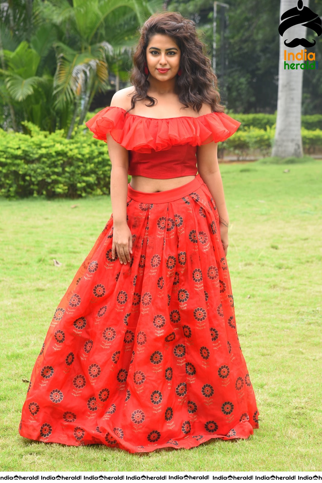 Red Hot Avika Gor showing her Sexy Waistline during Press Meet Set 1