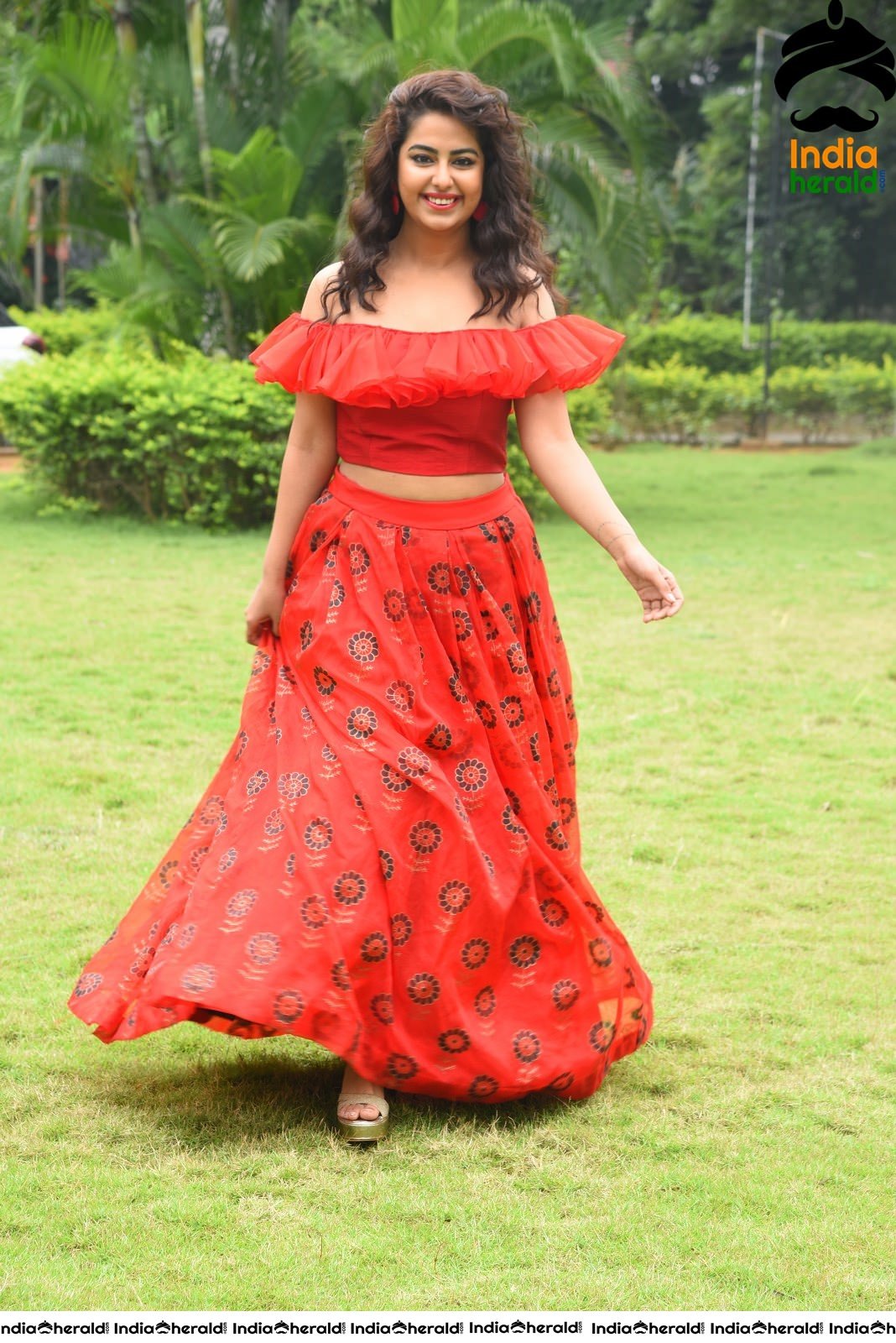 Red Hot Avika Gor showing her Sexy Waistline during Press Meet Set 2