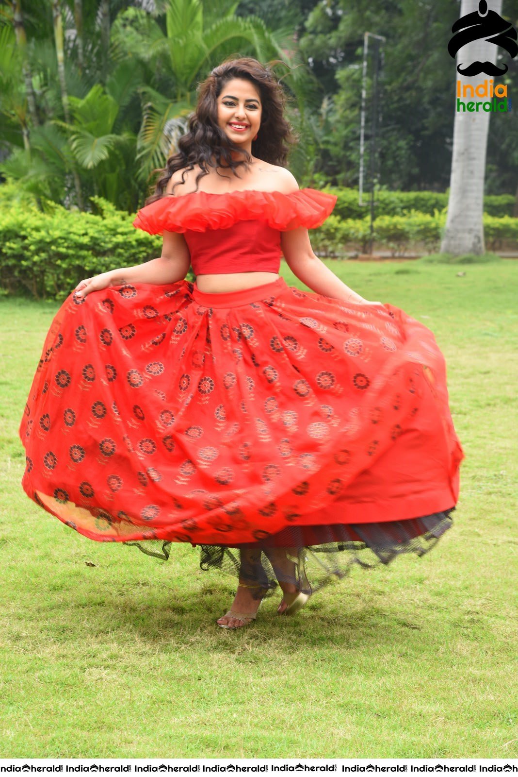 Red Hot Avika Gor showing her Sexy Waistline during Press Meet Set 2