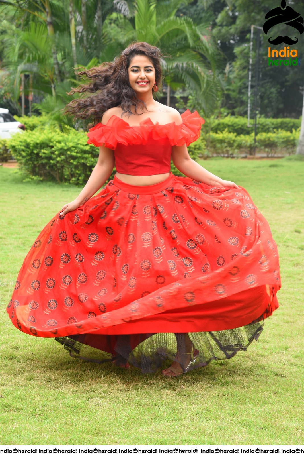 Red Hot Avika Gor showing her Sexy Waistline during Press Meet Set 2