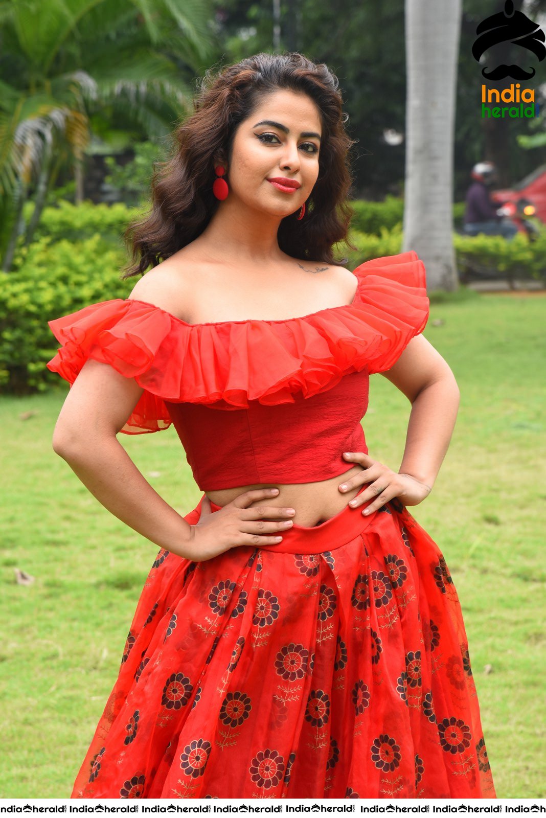 Red Hot Avika Gor showing her Sexy Waistline during Press Meet Set 2