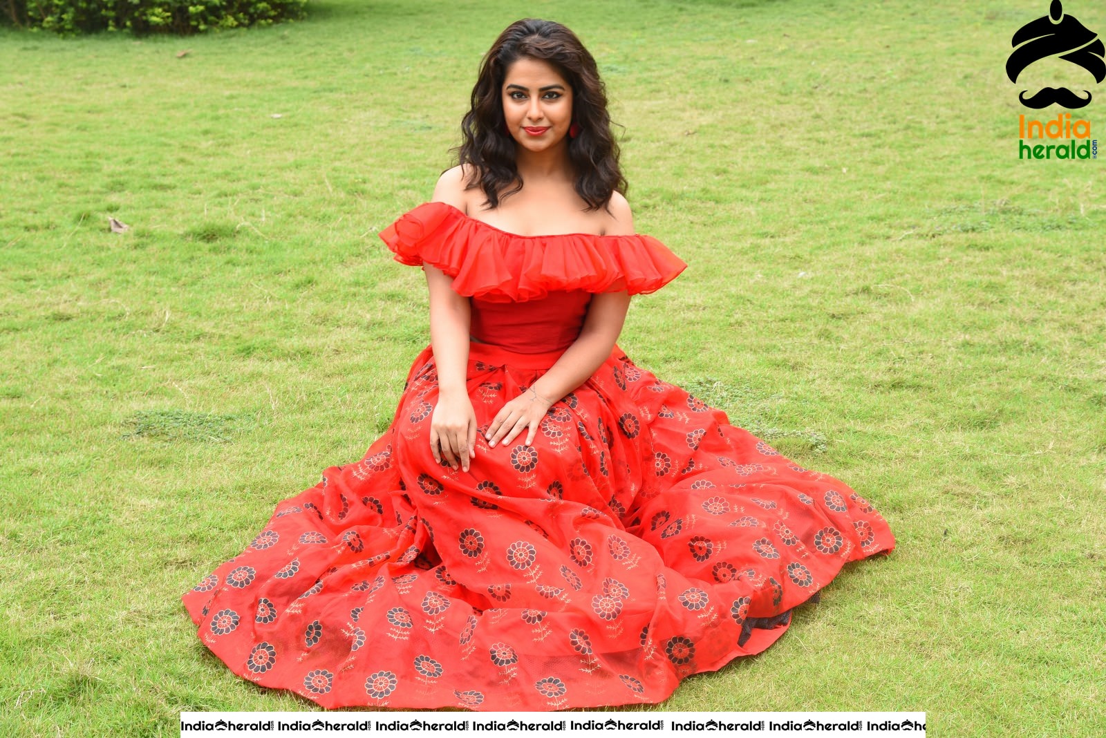 Red Hot Avika Gor showing her Sexy Waistline during Press Meet Set 3