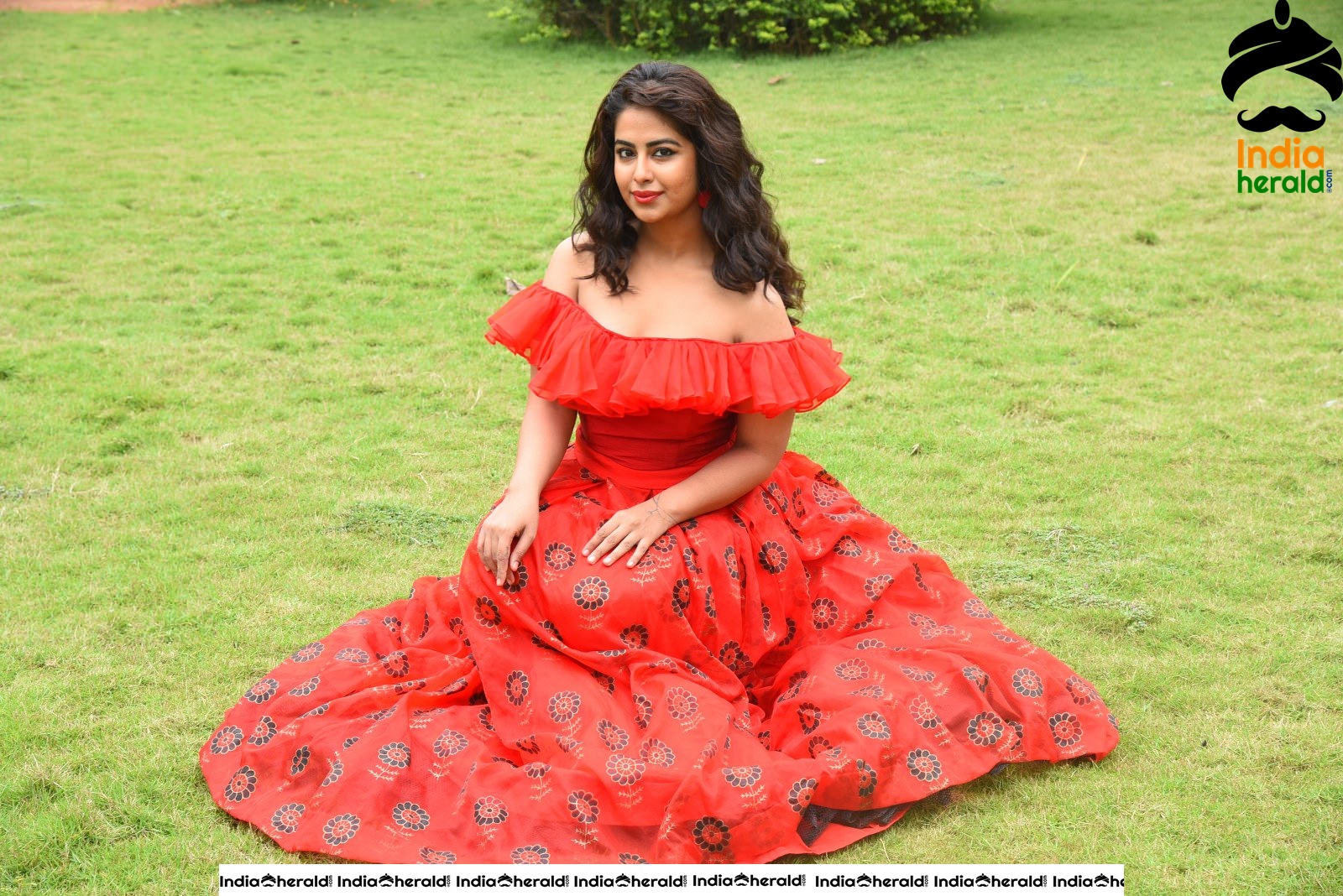 Red Hot Avika Gor showing her Sexy Waistline during Press Meet Set 3