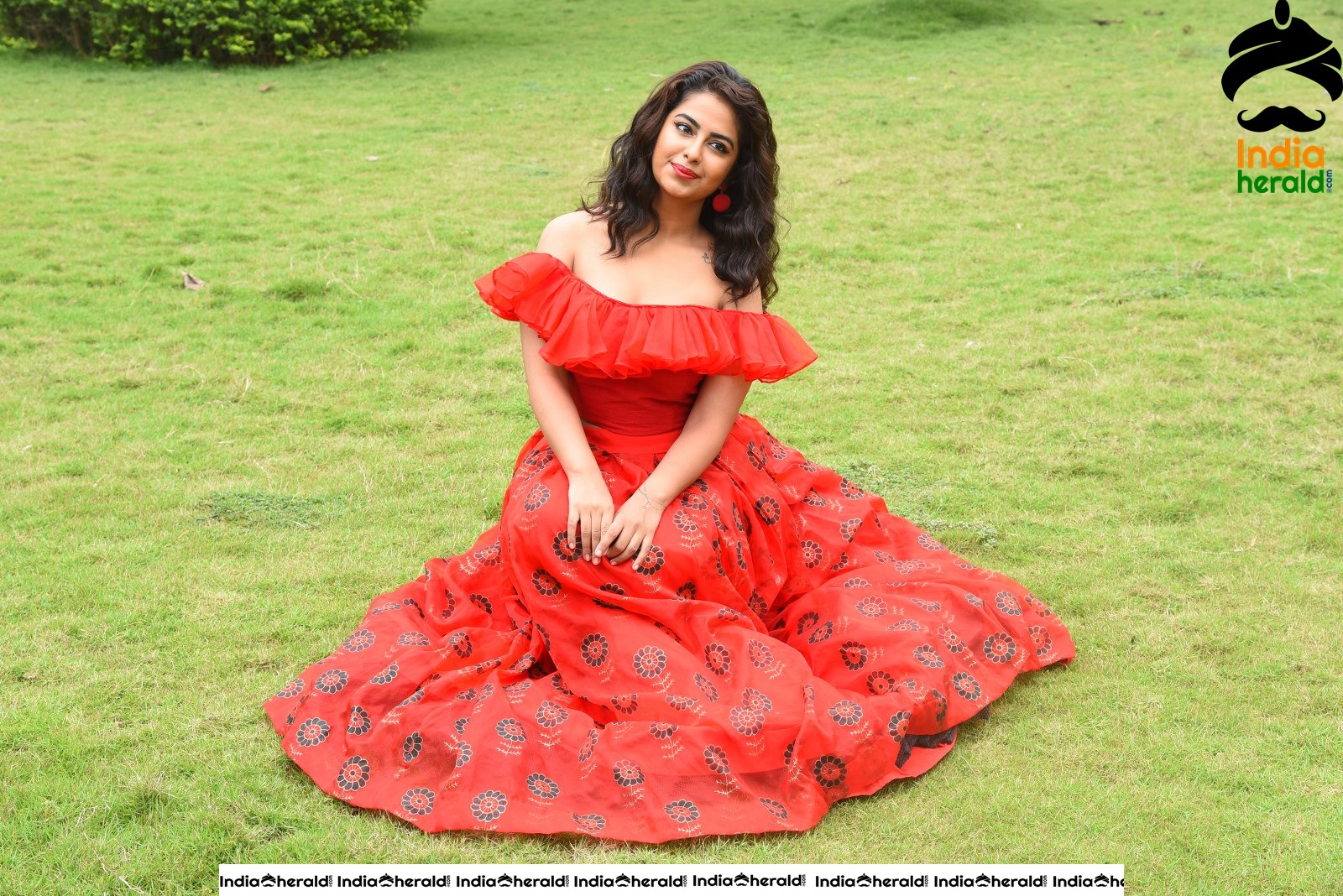 Red Hot Avika Gor showing her Sexy Waistline during Press Meet Set 3