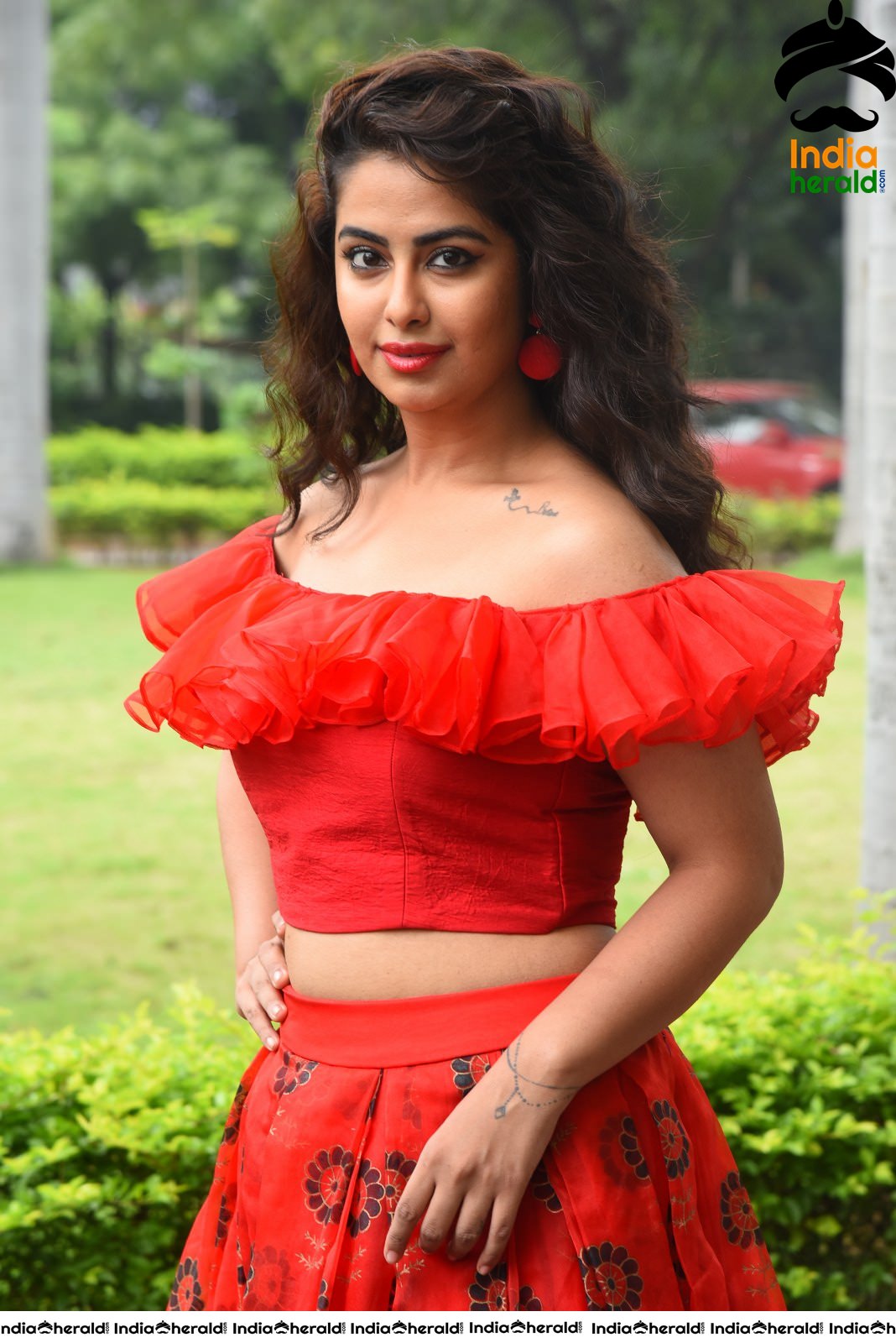 Red Hot Avika Gor showing her Sexy Waistline during Press Meet Set 4