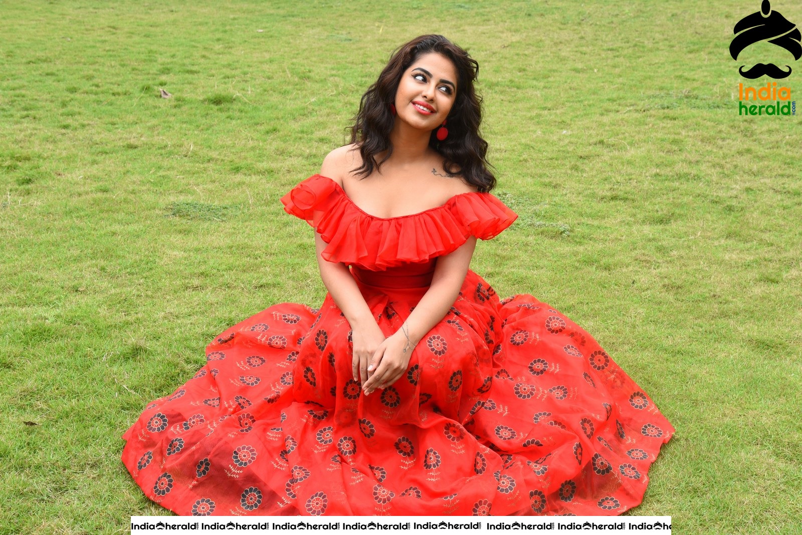 Red Hot Avika Gor showing her Sexy Waistline during Press Meet Set 4