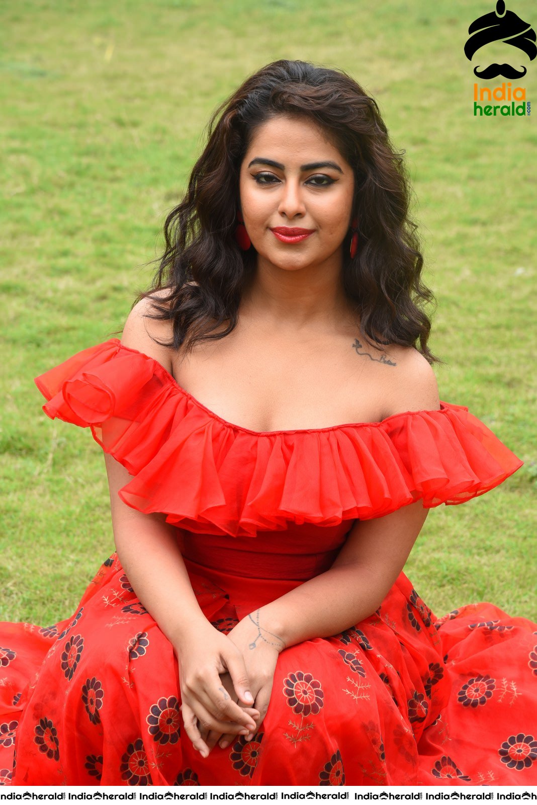 Red Hot Avika Gor showing her Sexy Waistline during Press Meet Set 4