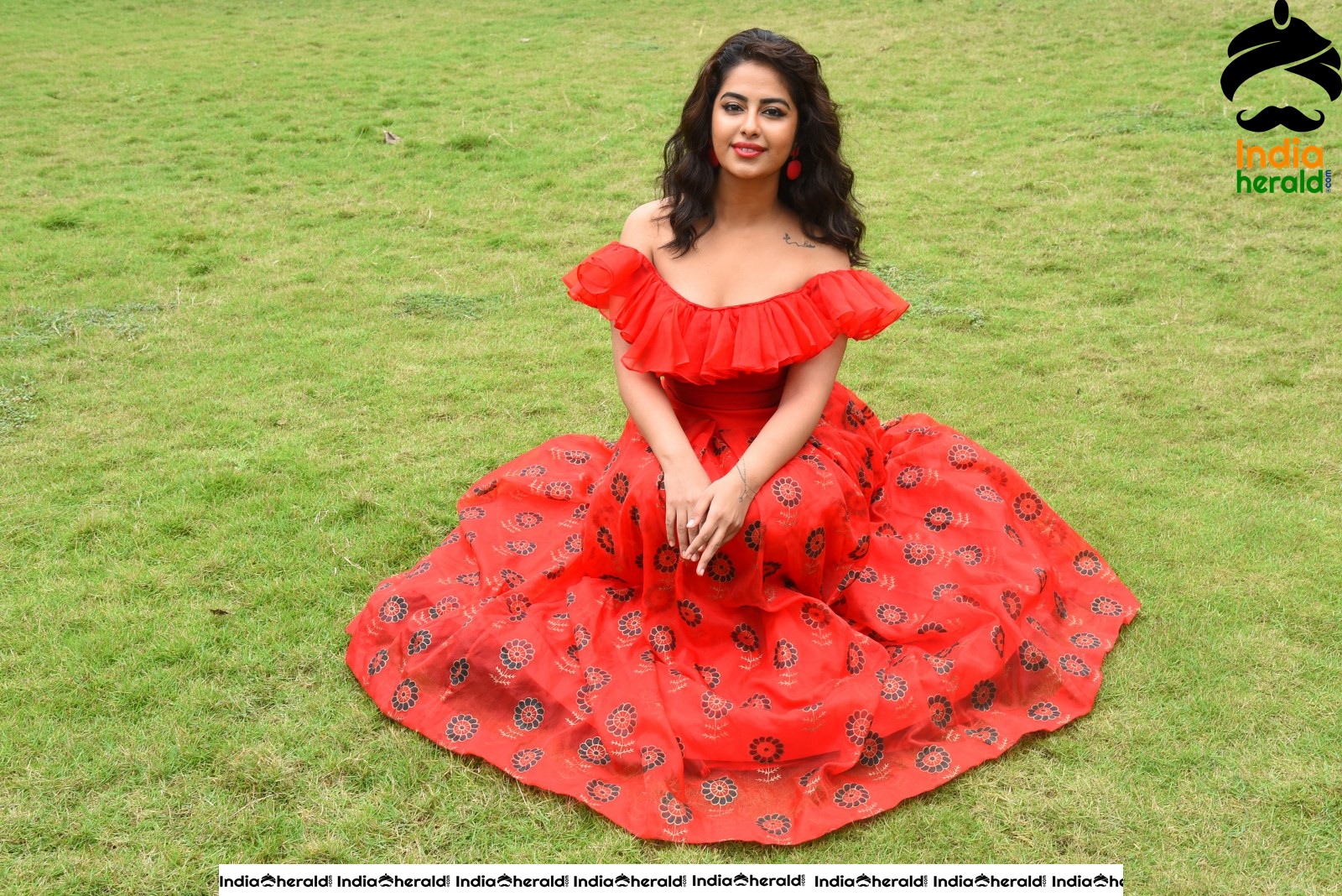 Red Hot Avika Gor showing her Sexy Waistline during Press Meet Set 4