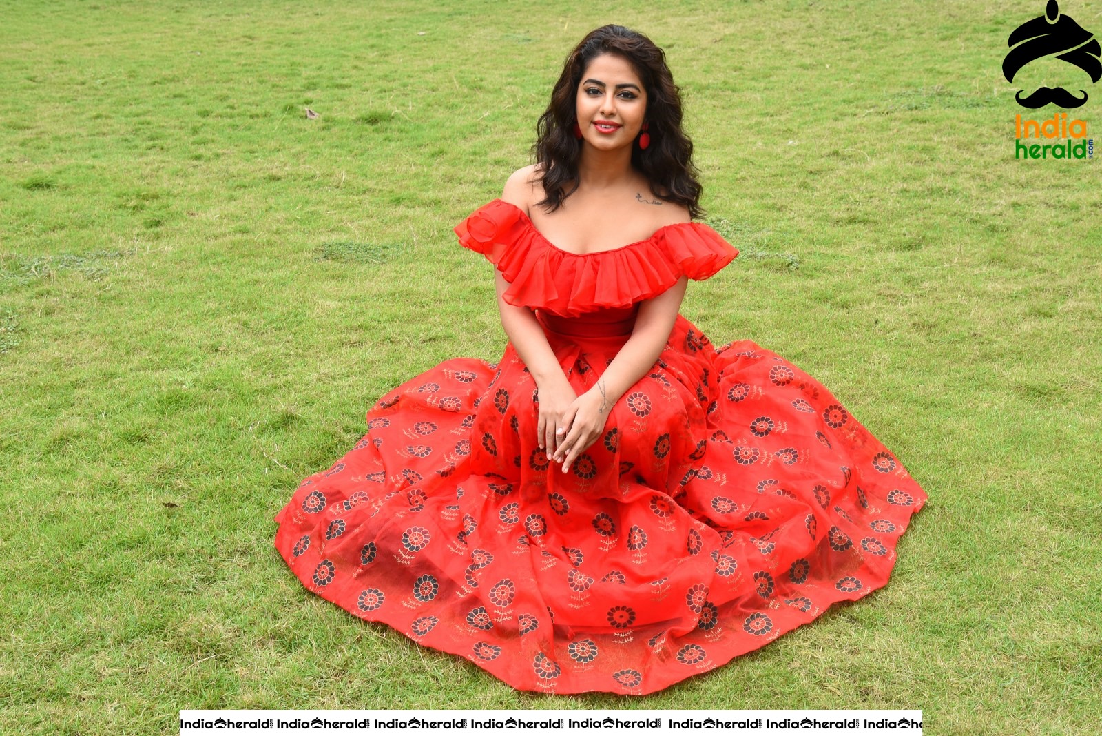 Red Hot Avika Gor showing her Sexy Waistline during Press Meet Set 4