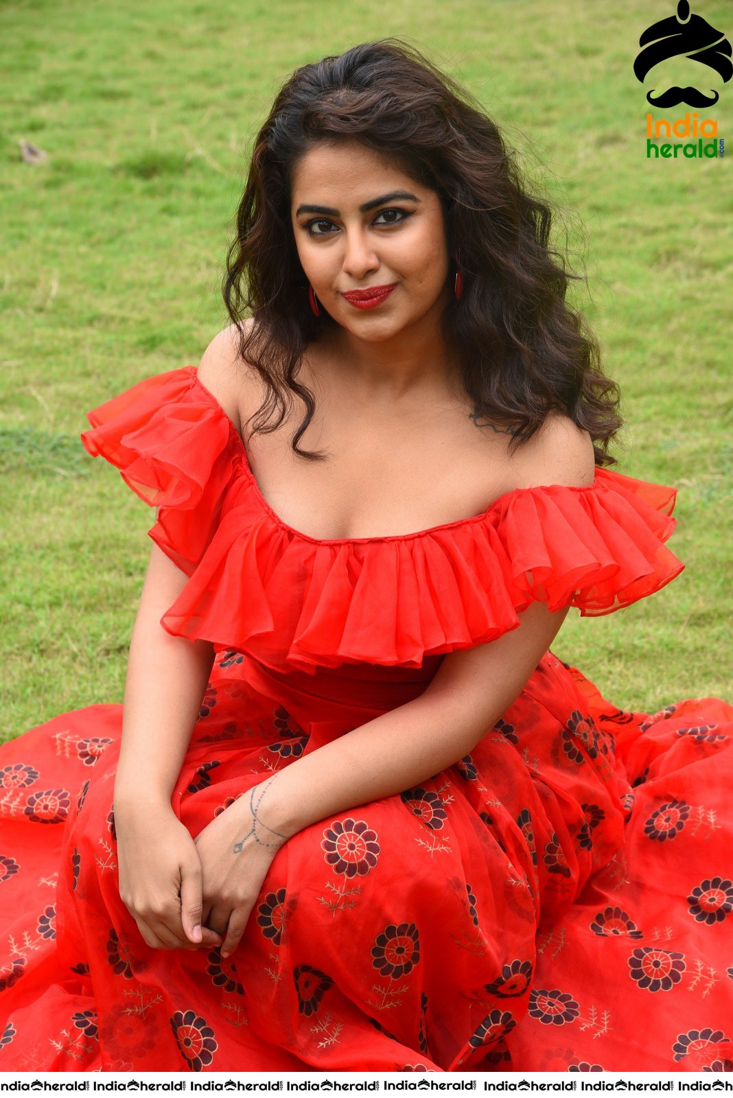 Red Hot Avika Gor showing her Sexy Waistline during Press Meet Set 4