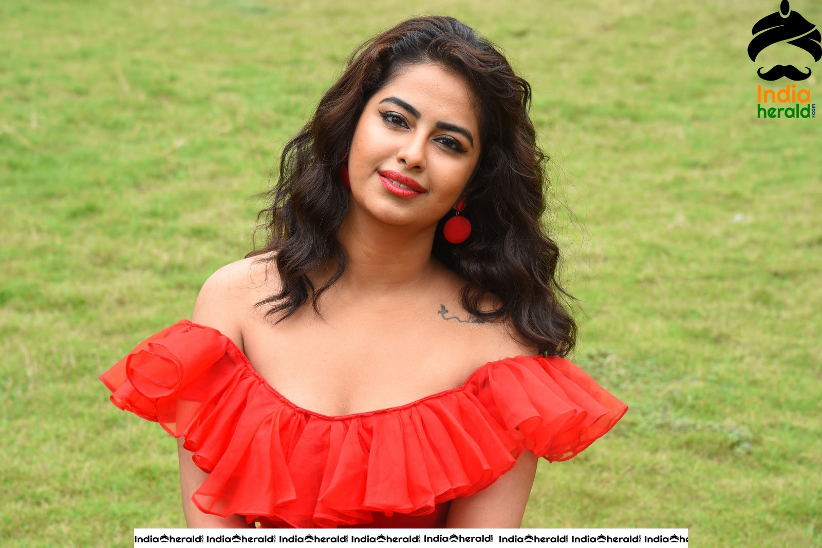 Red Hot Avika Gor showing her Sexy Waistline during Press Meet Set 4